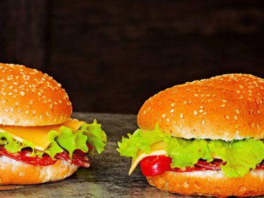 Parlak iştah açıcı sandviçler. Susam, salam, marul, sebze ile Bun.