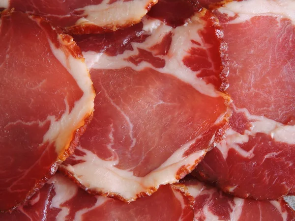 Geräuchertes Schweinefleisch Dünne Scheiben Geschnitten Kreise Aus Geräuchertem Schweinefleisch — Stockfoto
