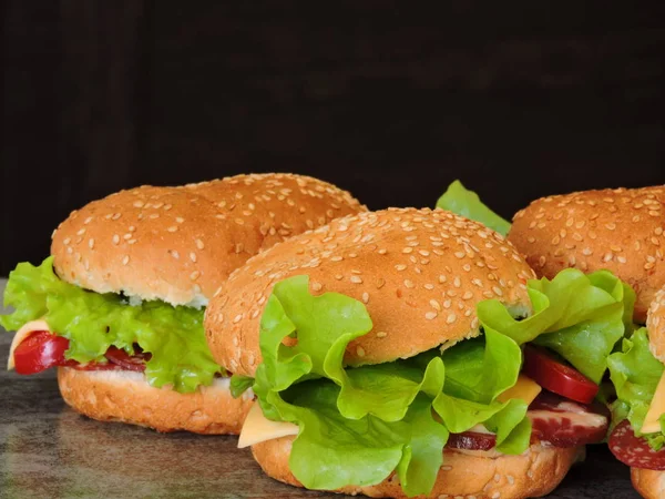 Heldere Smakelijke Sandwiches Broodje Met Sesam Salami Sla Groenten — Stockfoto