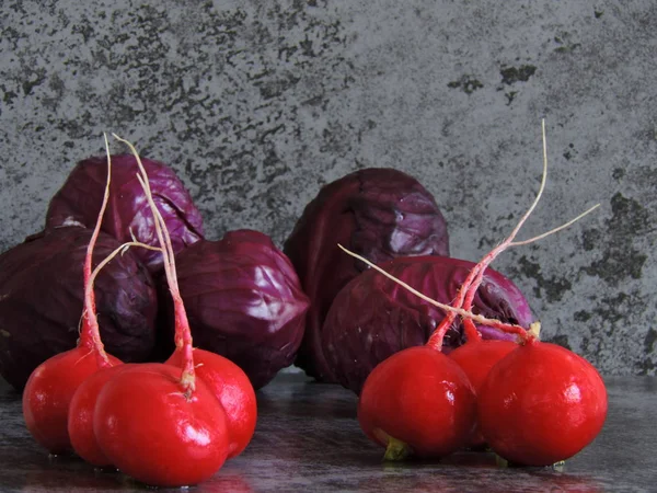 Rabanete Vermelho Brilhante Repolho Azul Riscar Fundo Cinzento Espaço Para — Fotografia de Stock