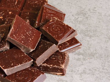 Bir avuç koyu çikolata. Siyah çikolata ezilmiş.