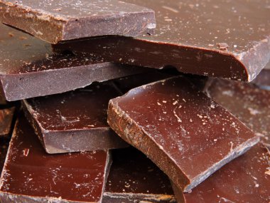 Bir avuç koyu çikolata. Siyah çikolata ezilmiş.