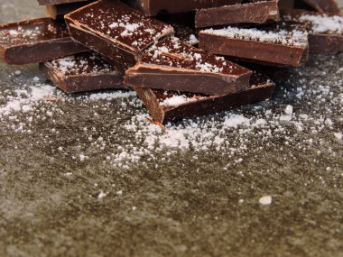 Diyetler için siyah çikolata. Deniz tuzu ile çikolata.