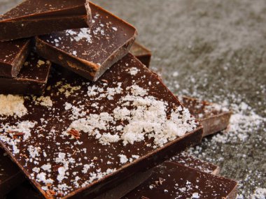 Diyetler için siyah çikolata. Deniz tuzu ile çikolata.