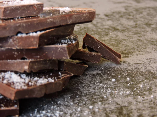 用于饮食的黑巧克力 配海盐巧克力 — 图库照片