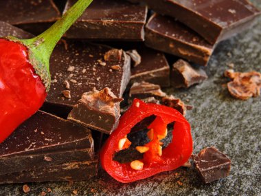 Çikolata ve biber parçaları. Biber ile çikolata kırık parçaları.