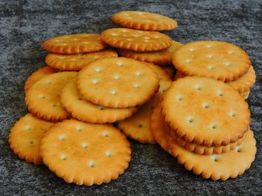 Lanet kraker. Yuvarlak çıtır kurabiyeler..