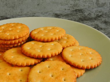 Lanet kraker. Yuvarlak çıtır kurabiyeler..