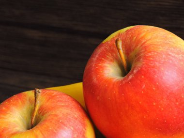 Meyveler. Muz. Bir elma. Uzayı kopyala Koyu arkaplan.