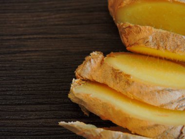 Zencefil dilimleri. Maydanoz, limon ve kırmızı biber. Karanlık arka plan. Makro.