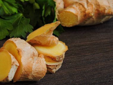 Zencefil dilimleri. Maydanoz, limon ve kırmızı biber. Karanlık arka plan. Makro.