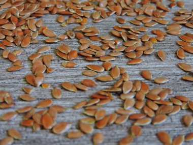 Gri ahşap arka planda keten tohumu. Yer kopyala.