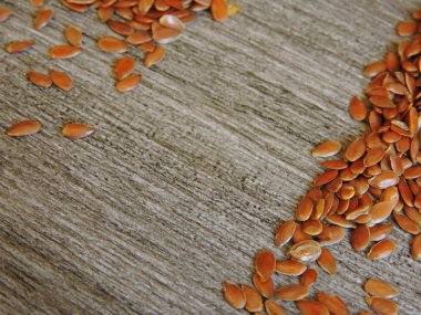 Gri ahşap arka planda keten tohumu. Yer kopyala.