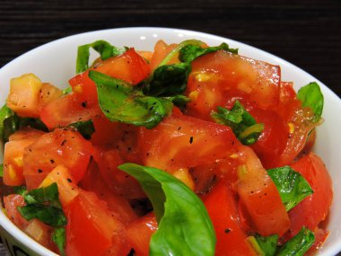 İtalyan bruschetta tarifi. Üçüncü adım. Baget ekmeğinden tost. Kuyruklu domatesler. Parlak yeşil fesleğen. Sarımsaklı karanfil..