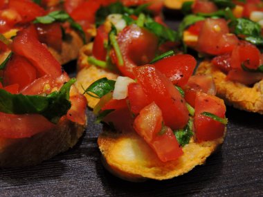 İtalyan bruschetta tarifi. Dördüncü adım. Domatesli, sarımsaklı ve fesleğenli.