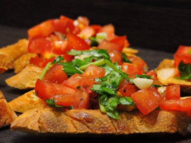 İtalyan bruschetta tarifi. Dördüncü adım. Domatesli, sarımsaklı ve fesleğenli.