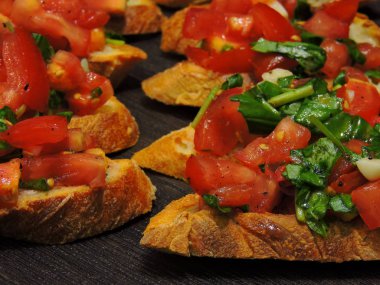 İtalyan bruschetta tarifi. Dördüncü adım. Domatesli, sarımsaklı ve fesleğenli.