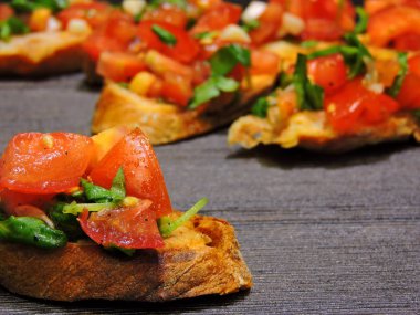 İtalyan bruschetta tarifi. Dördüncü adım. Domatesli, sarımsaklı ve fesleğenli.