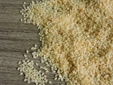 Ahşap arka planda susam tohumları. Üst Manzara. Boşluğu kopyala 