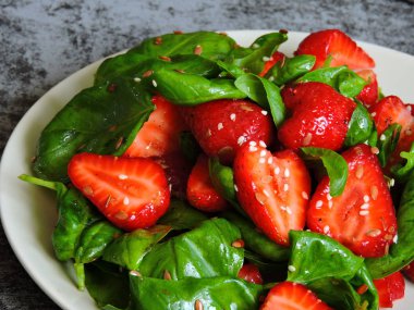 Fesleğenli çilekli salata. Çilekli lezzetli vejetaryen salatası. Kilo vermek için spor salatası. Lezzetli ve sağlıklı yemek kavramı..