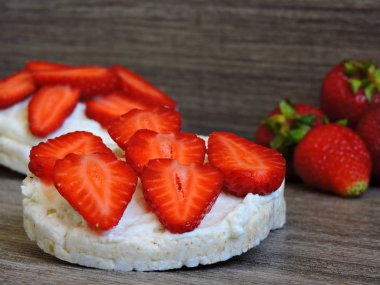 Çilekli pirinç keki. Makro.