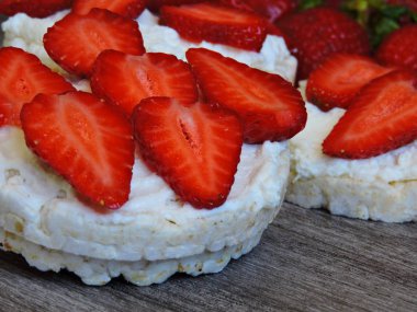 Çilekli pirinç keki. Makro.