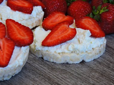 Çilekli pirinç keki. Makro.