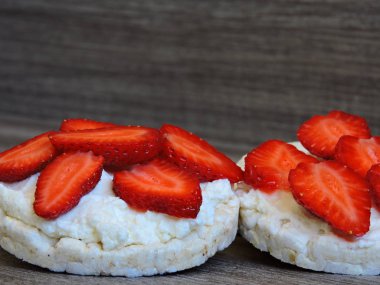 Çilekli pirinç keki. Makro.