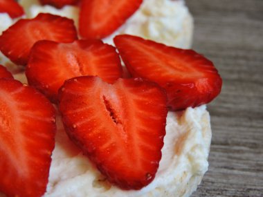 Çilekli pirinç keki. Makro.