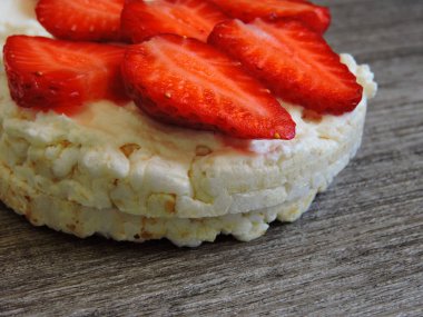 Çilekli pirinç keki. Makro.