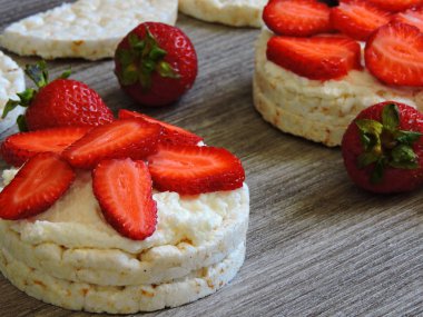 Çilekli pirinç keki. Makro.