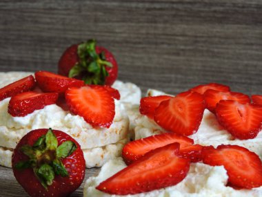 Çilekli pirinç keki. Makro.