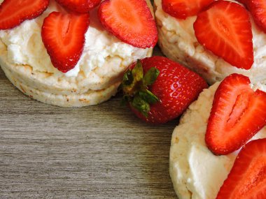 Çilekli pirinç keki. Makro.