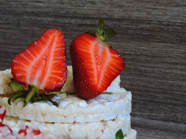 Çilekli pirinç keki. Makro.