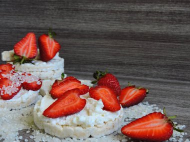 Çilekli pirinç keki. Makro.