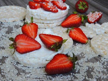 Çilekli pirinç keki. Makro.