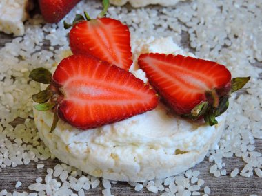 Çilekli pirinç keki. Makro.