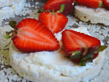 Çilekli pirinç keki. Makro.