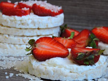 Çilekli pirinç keki. Makro.