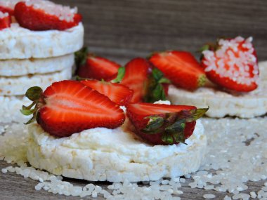 Çilekli pirinç keki. Makro.