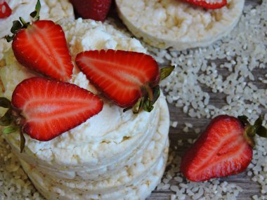 İştah açıcı çilek. Pirinç taneleri. Makro.