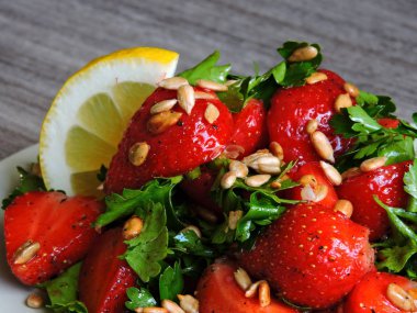 Maydanozlu ve ayçiçeği tohumlu çilek salatası.
