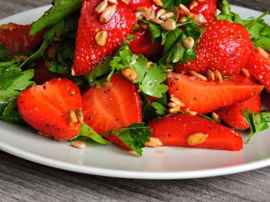 Maydanozlu ve ayçiçeği tohumlu çilek salatası.