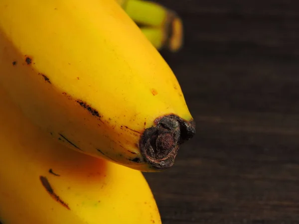 Plátanos Amarillos Brillantes Sobre Fondo Oscuro Macro — Foto de Stock