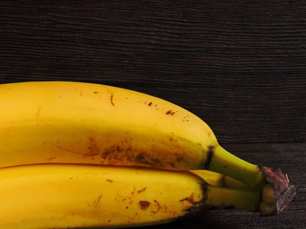 Plátanos Amarillos Brillantes Sobre Fondo Oscuro Macro — Foto de Stock