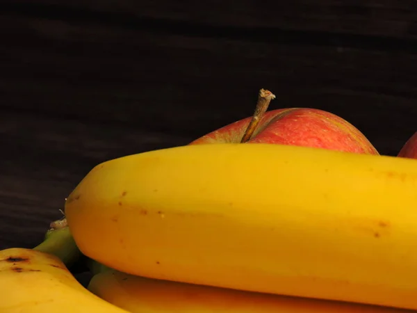 Frutas Banana Una Manzana Copiar Espacio Fondo Oscuro — Foto de Stock