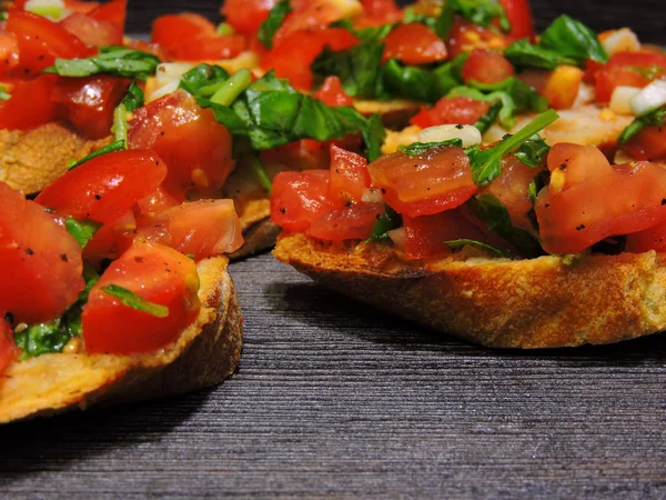 이탈리아 Bruschetta 조리법 토마토 바질을 곁들인 브루스 — 스톡 사진