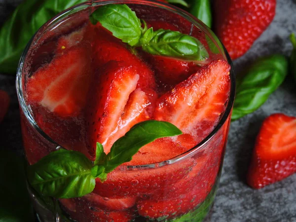 Refrescante Bebida Desintoxicante Con Fresas Albahaca Limonada Fresa Brillante Jugosa — Foto de Stock