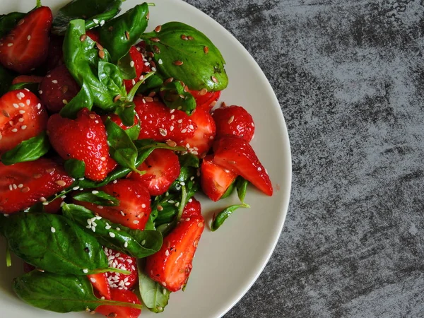 Erdbeersalat Mit Basilikum Leckerer Vegetarischer Salat Mit Erdbeeren Fitness Salat — Stockfoto