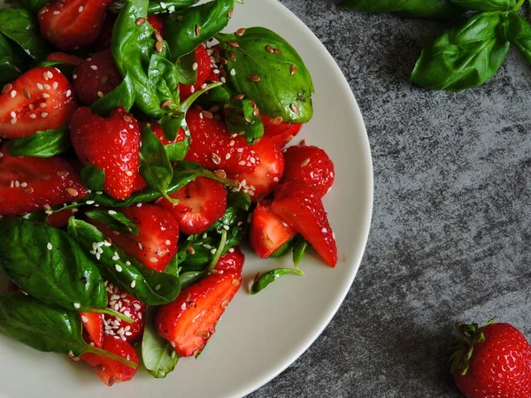 Erdbeersalat Mit Basilikum Leckerer Vegetarischer Salat Mit Erdbeeren Fitness Salat — Stockfoto